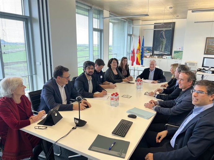 El Consejero De Industria, Empleo, Innovación Y Comercio, Eduardo Arasti, Participa En La Mesa Del Trabajo Autónomo.