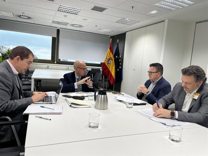 El conselleiro de Emprego, Comercio e Emigración, José González, acompañado por el secretario xeral da Emigración, Antonio Rodríguez Miranda, se ha reunido este miércoles en Madrid con el secretario general de Universidades, Francisco García