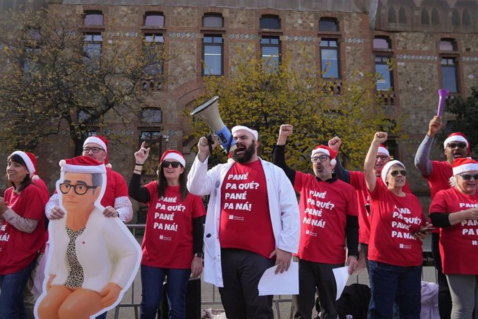 Médicos protestan durante una manifestación frente a la Facultad de Medicina de la Universidad de Barcelona, a 10 de diciembre de 2025, en Barcelona, Catalunya (España).
