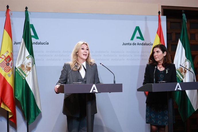 Las consejeras de Economía, Hacienda, Fondos Europeos y Diálogo Social, Carolina España, y de Empleo, Empresa y Trabajo Autónomo, Rocío Blanco, en la rueda de prensa posterior al Consejo de Gobierno.