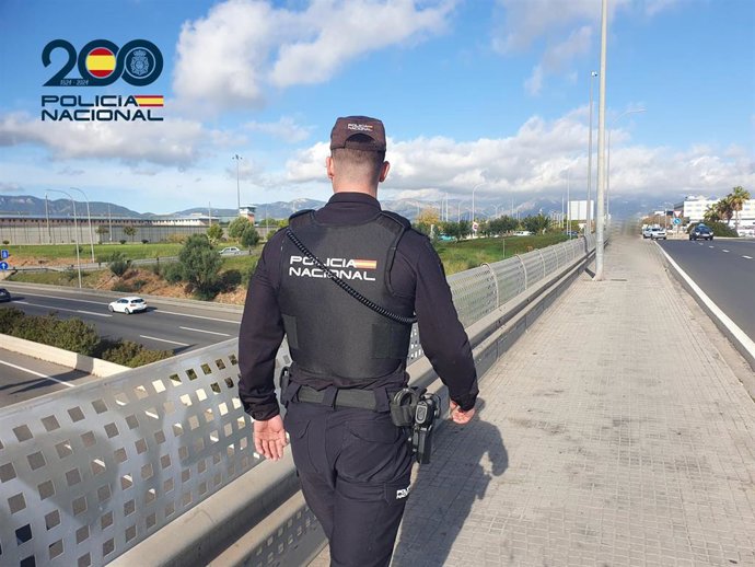 Agente de la Policía Nacional de patrulla en un puente.
