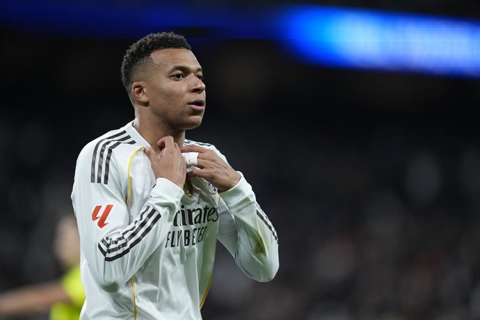 Kylian Mbappe, do Real Madrid CF, lamenta durante a partida de futebol da Liga Espanhola, LaLiga EA Sports, disputada entre o Real Madrid e o RC Celta de Vigo no estádio Bernabeu, em 7 de dezembro de 2025, em Madri, Espanha.