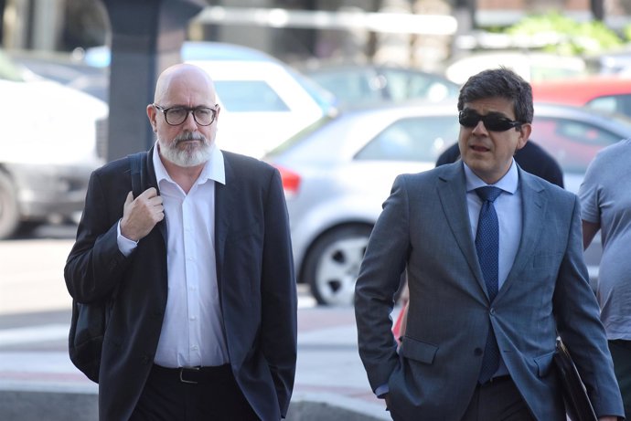 Archivo - El exdirector general de Coordinación Socio-Sanitaria, Francisco Javier Martínez Peromingo (I), a su llegada a los Juzgados de Plaza Castilla, a 26 de mayo de 2025, en Madrid (España). 