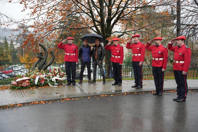 Ertzaintza recuerda a José Luis González e Iñaki Mendiluze , agentes asesinados por ETA en Itsasondo en 1995