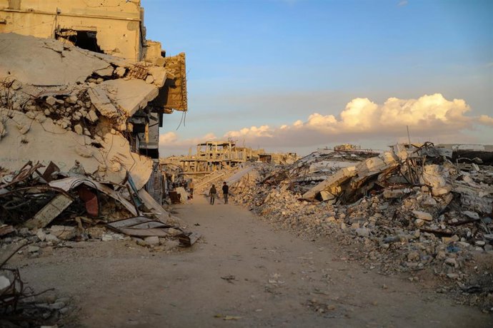 Palestinos entre edificios destruidos por el Ejército de Israel en la ciudad de Gaza, en el norte de la Franja (archivo)