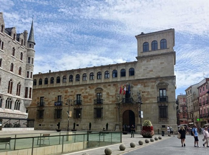 Archivo - Palacio de los Guzmanes, sede de la Diputación de León.