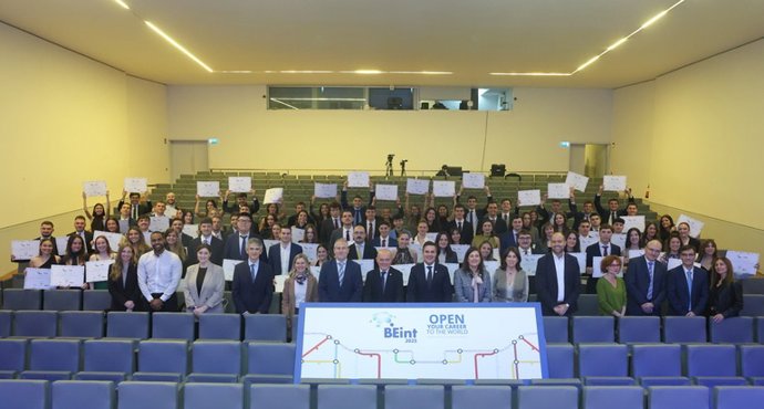 El consejero de Industria, Transición Energética y Sostenibilidad, Mikel Jauregi, en el acto anual de entrega de diplomas de las becas BEINT de internacionalización.