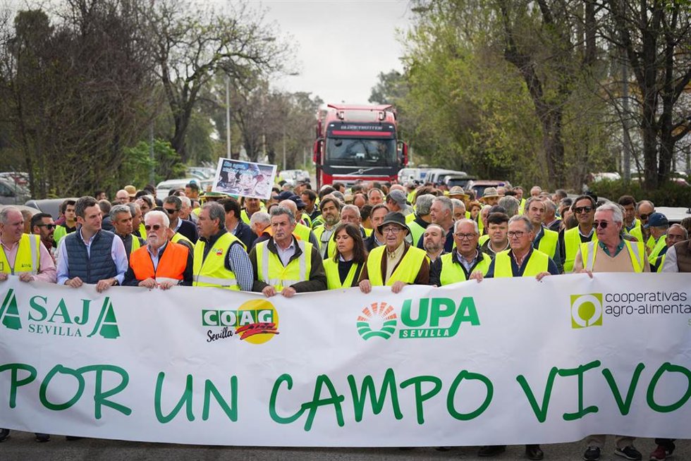 Archivo - Agricultores durante la concentración. A 20 de marzo de 2024, en Sevilla (Andalucía, España).