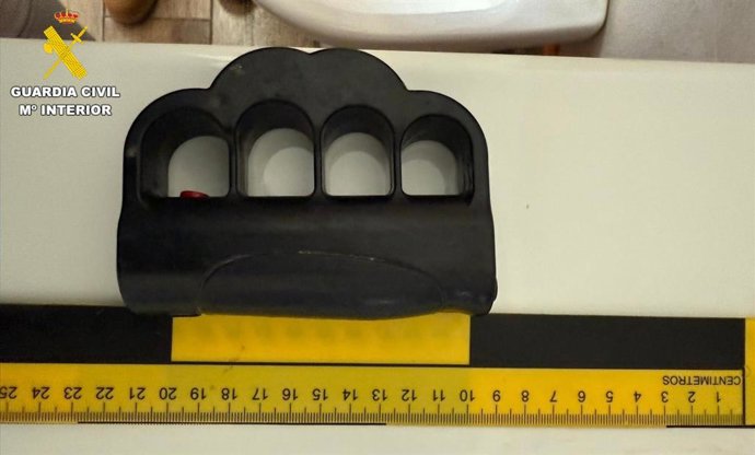 Pistola táser con forma de puño americano.