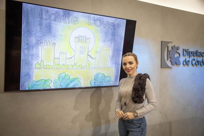 La delegada de Turismo de la Diputación de Córdoba, Narci Ruiz, junto a uno de los dibujos del concurso.