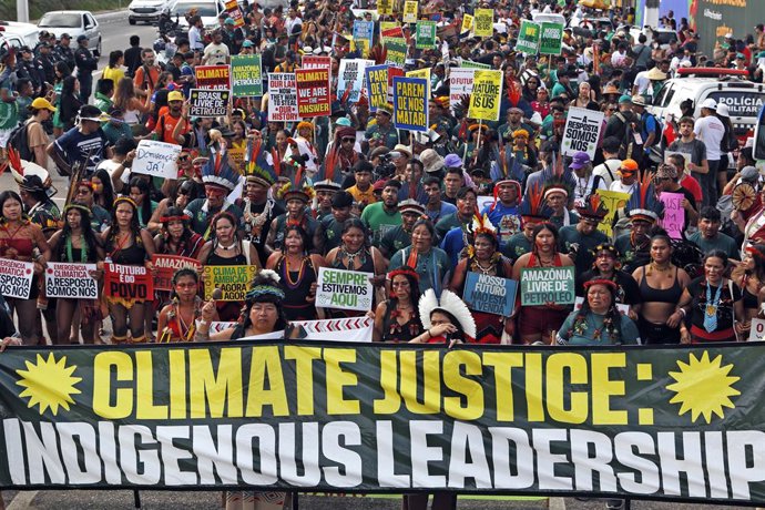 17 de novembro de 2025, Brasil, Belém: Pessoas participam de uma marcha de comunidades indígenas sob o slogan "Nós somos a resposta", realizada paralelamente à conferência mundial sobre o clima COP30. Foto: Bruno Peres/Agência Brasil/dpa - ACHTUNG: Nur zu