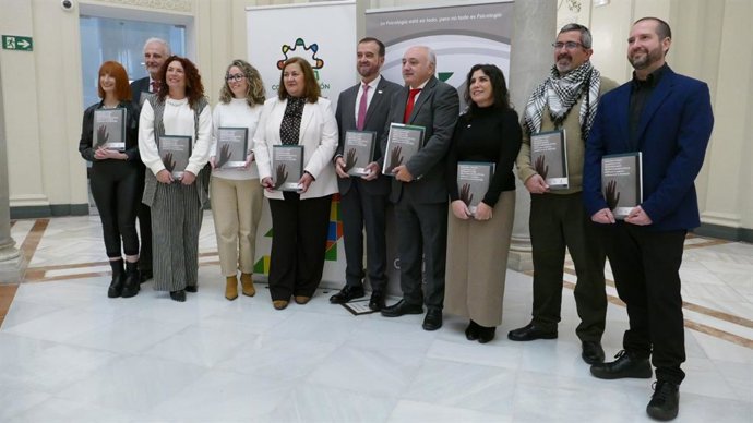 Presentación de la guía 'Cómo trabajar las pérdidas en las enfermedades neurodegenerativas (END) para la práctica profesional de la Psicología' por la Confederación Andaluza de Alzheimer (ConFeafa) y el Colegio Oficial de Psicología de Andalucía Occidenta