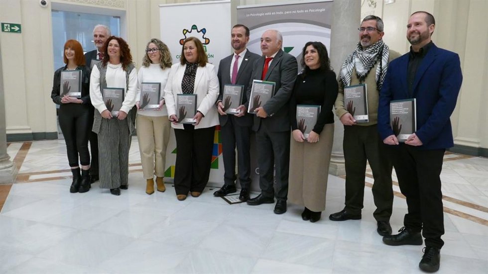 Presentación de la guía 'Cómo trabajar las pérdidas en las enfermedades neurodegenerativas (END) para la práctica profesional de la Psicología' por la Confederación Andaluza de Alzheimer (ConFeafa) y el Colegio Oficial de Psicología de Andalucía Occiden