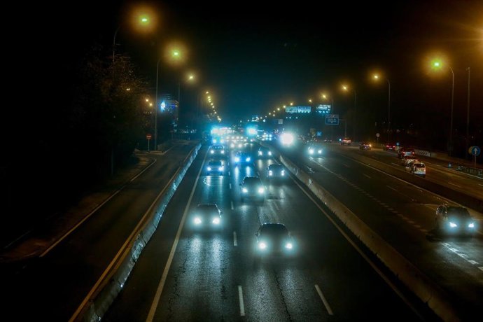 Archivo - Tráfico en la carretera A-6, a 8 de diciembre de 2021, en Madrid, (España). La Operación Retorno de este Puente de la Constitución ha estado marcada por la mala situación meteorológica debido a la entrada de la borrasca Barra. La Dirección Gener