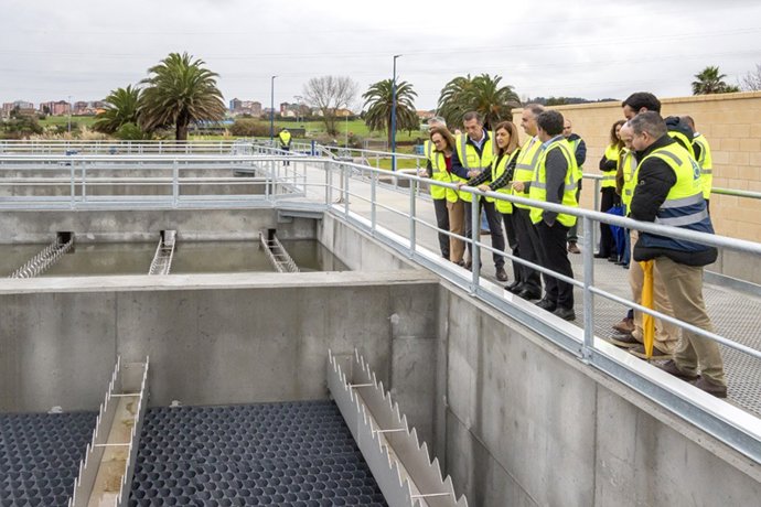 La presidenta de Cantabria, María José Sáenz de Buruaga, visita la depuradora de San Román