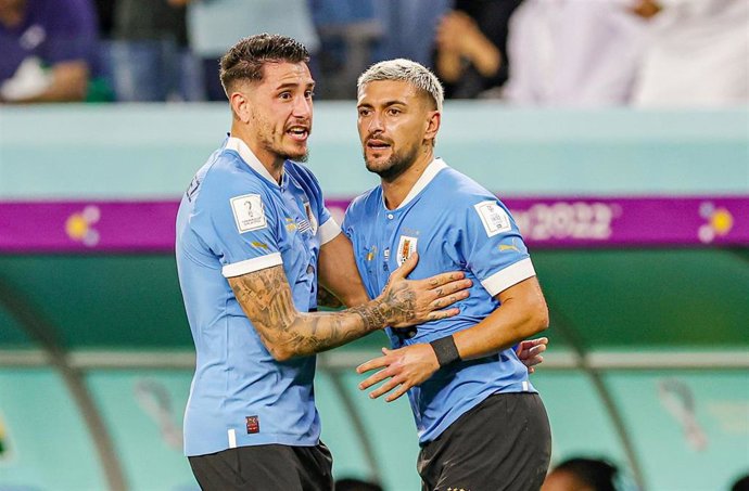 Archivo - Los jugadores de la selección uruguaya Giorgian De Arrascaeta y José María Giménez en Qatar 2022.