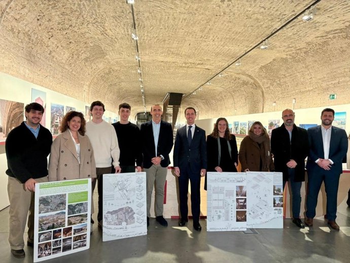 Representantes del Govern, Consell de Mallorca y Ayuntamiento de Felanitx con los cinco arquitectos ganadores del proyecto de reforma de Es Sindicat.