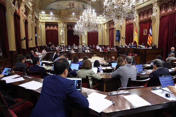 Archivo - Un pleno en el Parlament.