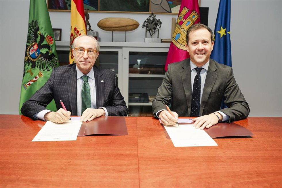 El presidente de Globalcaja, Mariano León, y el alcalde de Toledo, Carlos Velázquez.