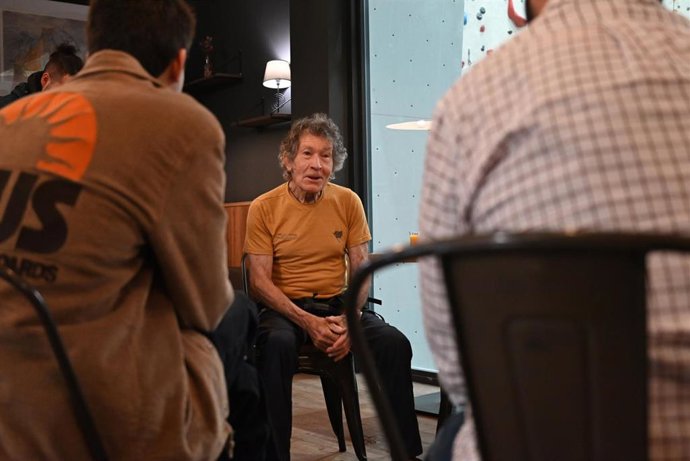 El alpinista español Carlos Soria conversa con la prensa.