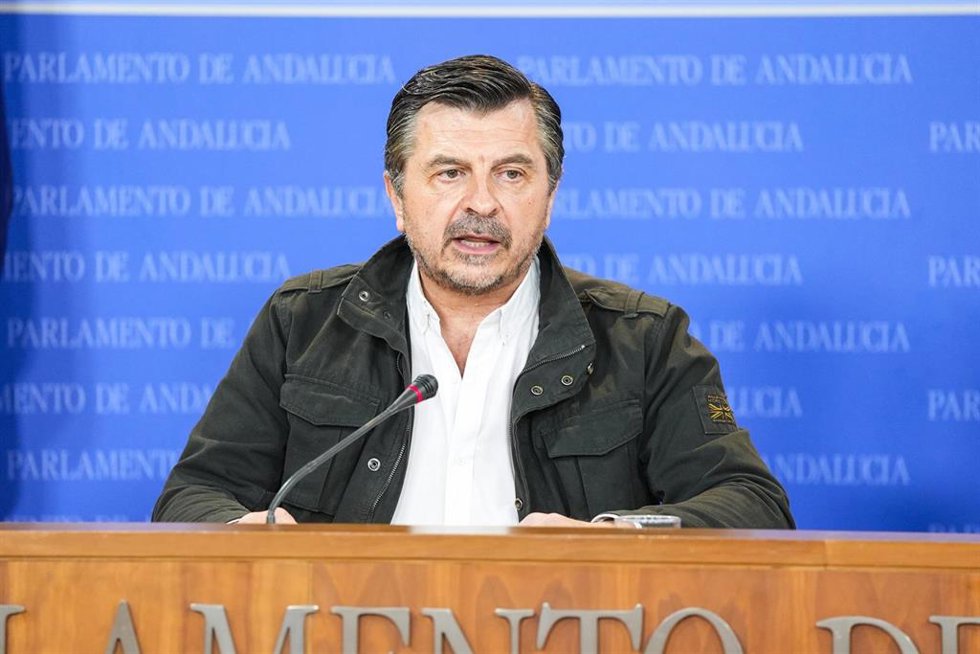 El portavoz del Grupo Parlamentario Popular, Toni Martín, durante la ronda de ruedas de prensa de portavoces de los grupos parlamentarios en el Parlamento de Andalucía, a 10 de diciembre de 2025 en Sevilla (Andalucía, España). Los portavoces de los grup