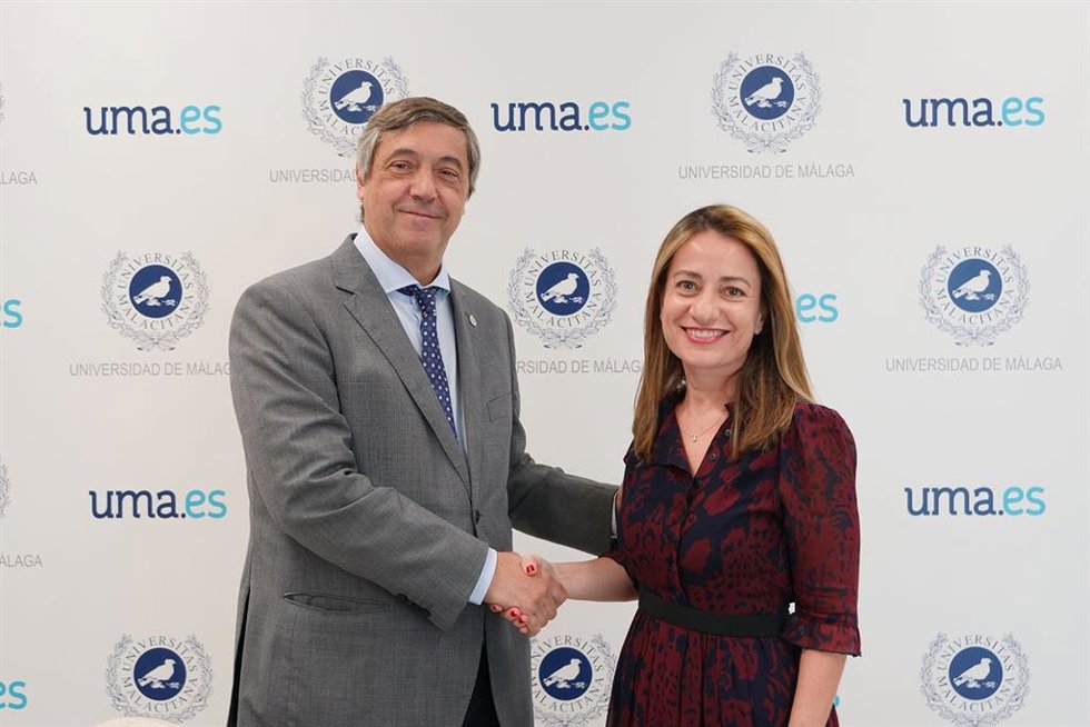 El convenio suscrito por el rector, Teodomiro López, y por Diana Fernández, responsable del programa 'Enseña' de Oracle en España, tiene validez de tres años prorrogables, con un objetivo anual de 100 alumnos el primer año, 200 el segundo y 300 el terce