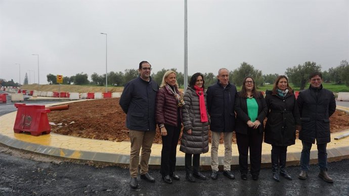 La vicesecretaria de Fomento, Vivienda y Articulación del Territorio del PP de Sevilla, Susana Cayuelas, junto a al vicesecretario de Política Municipal y Territorial, Martín Torres; las diputadas autonómicas del PP, Ana Chocano y Dolores Bautista.