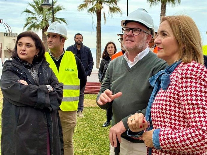 La delegada de Fomento de la Junta, María Rosa Morales, y la alcaldesa de Torremolinos, Margarita del Cid, han visitado este miércoles la Comunidad de Propietarios Hadi Center, un edificio que ahora luce nueva fachada y es energéticamente eficiente.