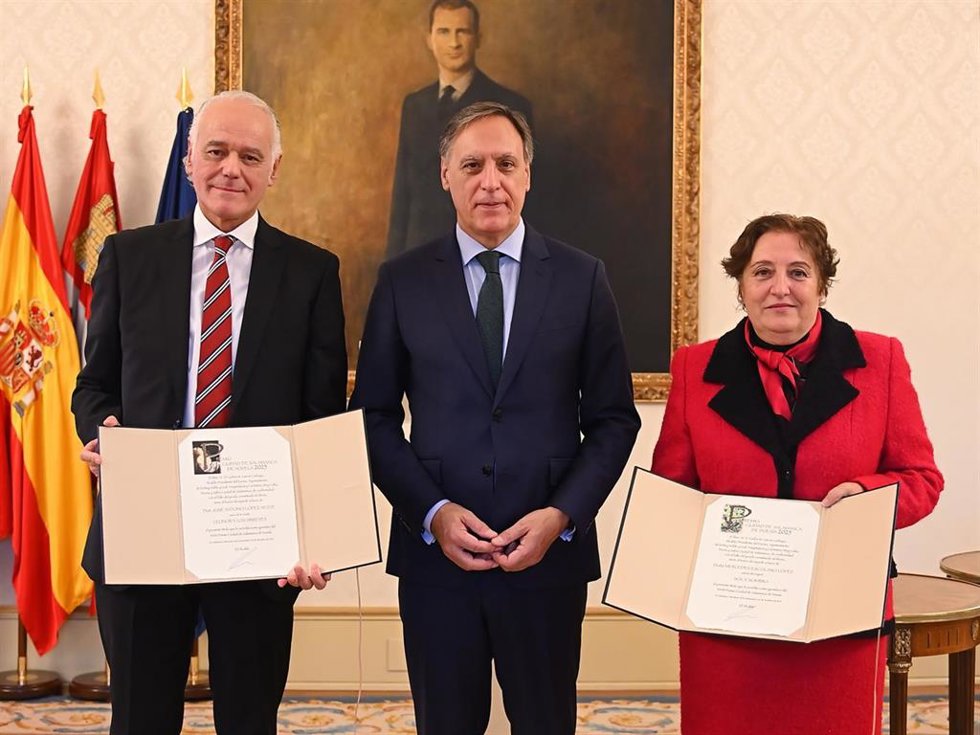 El alcalde de Salamanca entre los dos premiados, José Antonio López y Mercedes Escolano.