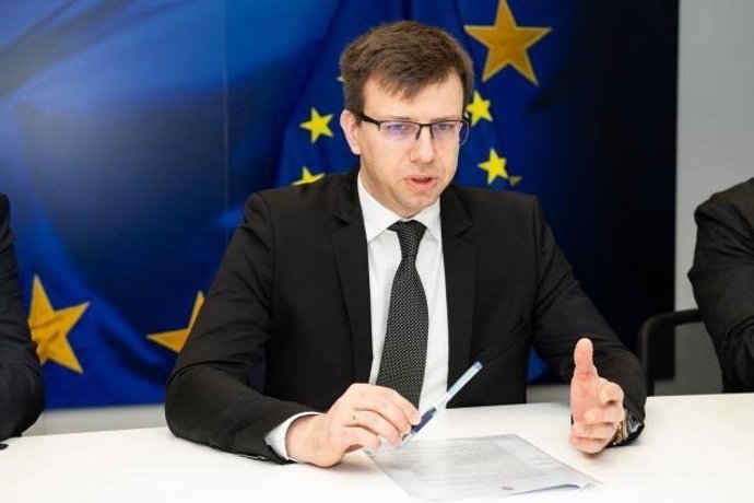 Ministro de Assuntos Europeus, Janus Boka, em uma visita à Comissão Europeia.