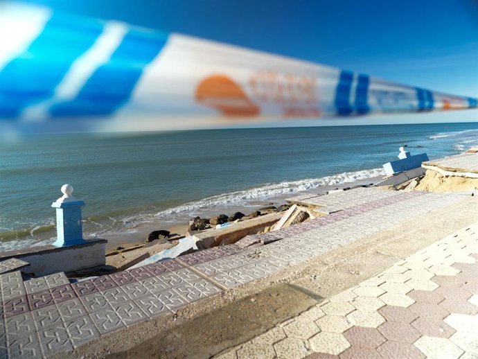 Estado del paseo marítimo de Matalascañas tras los últimos temporales.