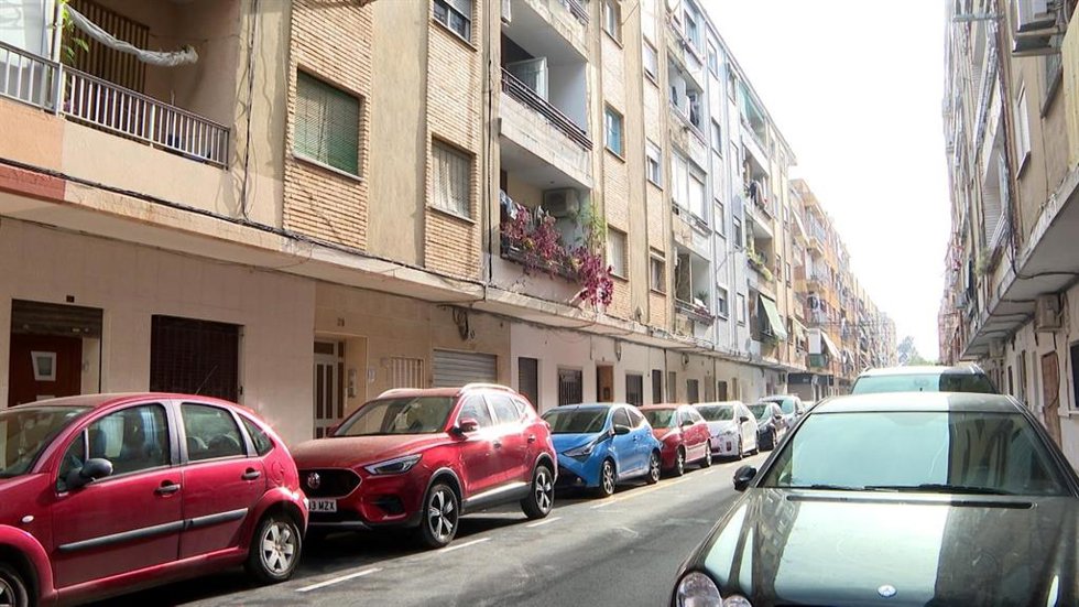 Imagen de la calle de Catarroja en la que vivía la víctima.