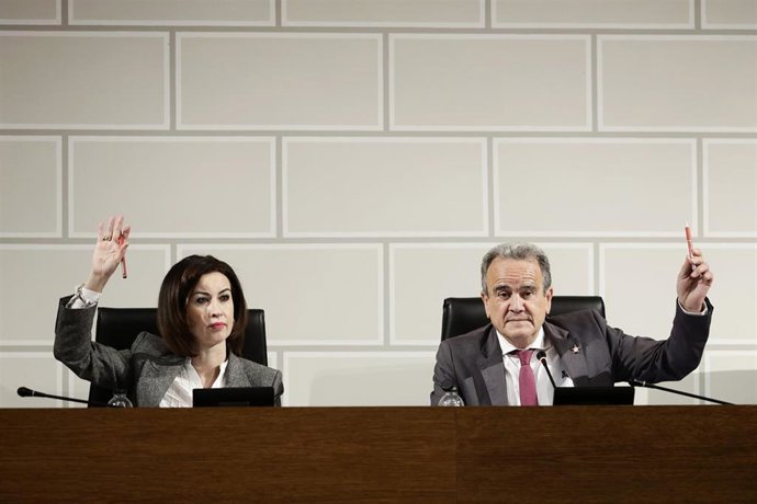 La vicepresidenta y el presidente de la DPZ, Teresa Ladrero y Juan Antonio Sánchez Quero, en el pleno de la institución.