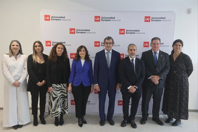 Otilia de la Fuente y Daniel Hormigo Cisneros, en representación de la Universidad Europea de Andalucía; y Juan Abarca Cidón; Virginia Grando; Jesús Burgos y Alcia de la Cuerda, en representación de HM Hospitales.