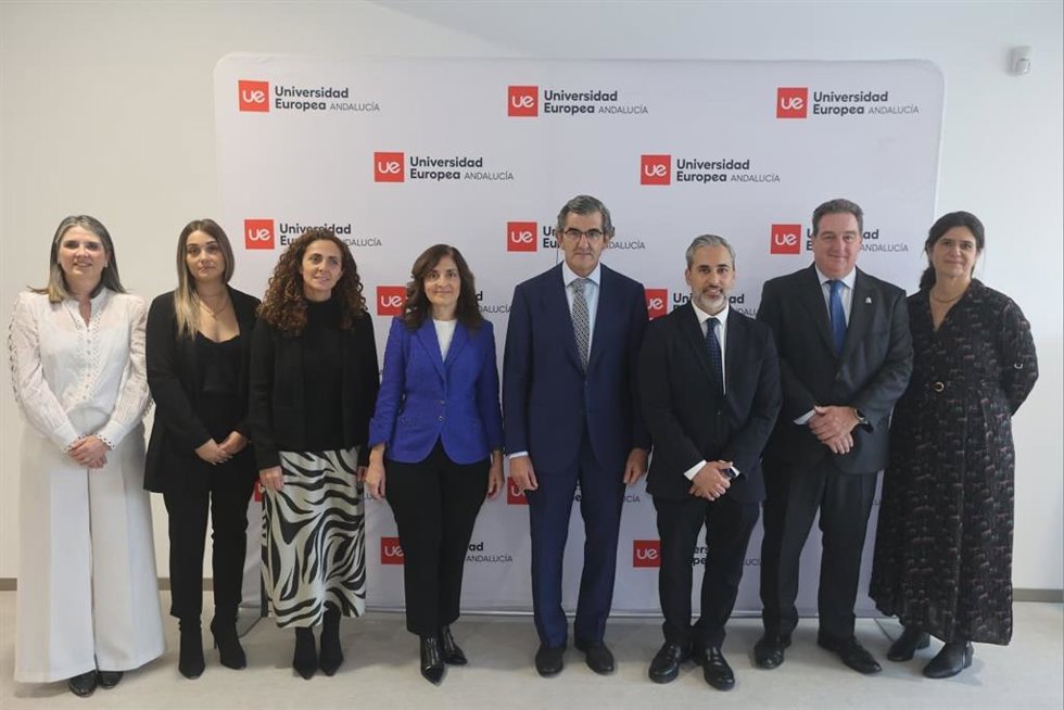 Otilia de la Fuente y Daniel Hormigo Cisneros, en representación de la Universidad Europea de Andalucía; y Juan Abarca Cidón; Virginia Grando; Jesús Burgos y Alcia de la Cuerda, en representación de HM Hospitales.