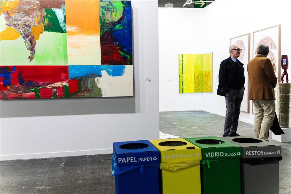 Archivo - Dos hombres observan las obras expuestas el día de la inauguración de ARCO Madrid 2024, en Feria de Madrid IFEMA, a 6 de marzo de 2024, en Madrid (España). ARCO Madrid es la Feria Internacional de Arte Contemporáneo de España que, desde su cre