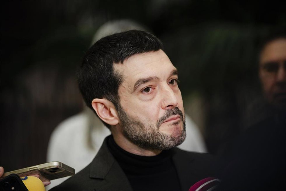 El ministro de Derechos Sociales, Consumo y Agenda 2030, Pablo Bustinduy, ofrece declaraciones a la prensa durante una visita al Hospital Nacional de Parapléjicos, a 5 de diciembre de 2025, en Toledo, Castilla-La Mancha (España).