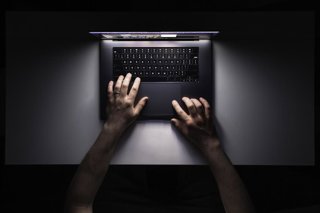 Manos sobre el teclado de un ordenador portátil