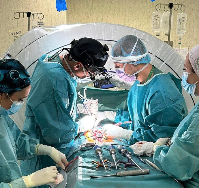 Archivo - Operación. Intervención quirúrgica, Cirugía. Médicos. Enfermeras