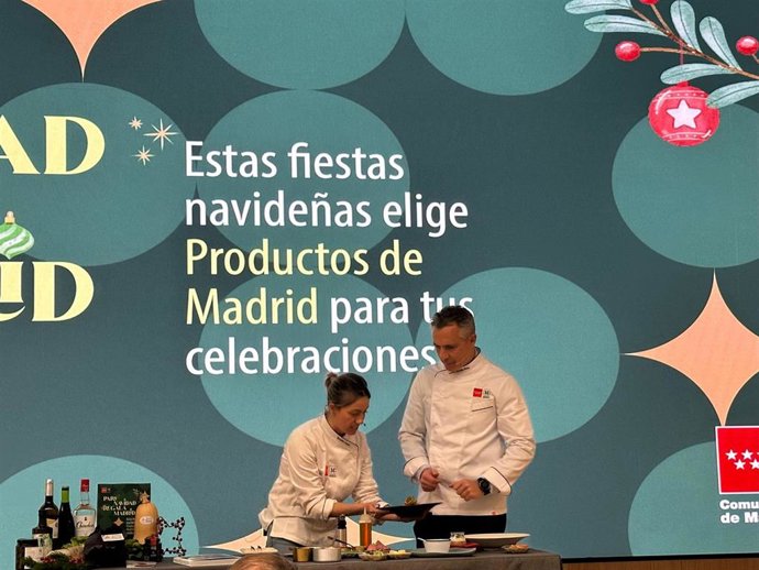 La chef Xandra Luque, embajadora de los Alimentos de Madrid 2025 y el consejero de Medio Ambiente y Agricultura, Carlos Novillo, durante la presentación de una campaña para el consumo de productos madrileños.