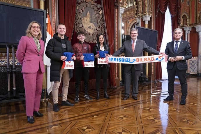 El alcalde de Bilbao, Juan Mari Aburto,  recibe a la ciclista Ziortza Villa, al boxeador Jokin García y al patinador Andoni Ibarra