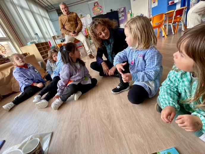 La consejera de Educación, Eva Ledo, durante su visita al CP Humbelina Carreño Alonso