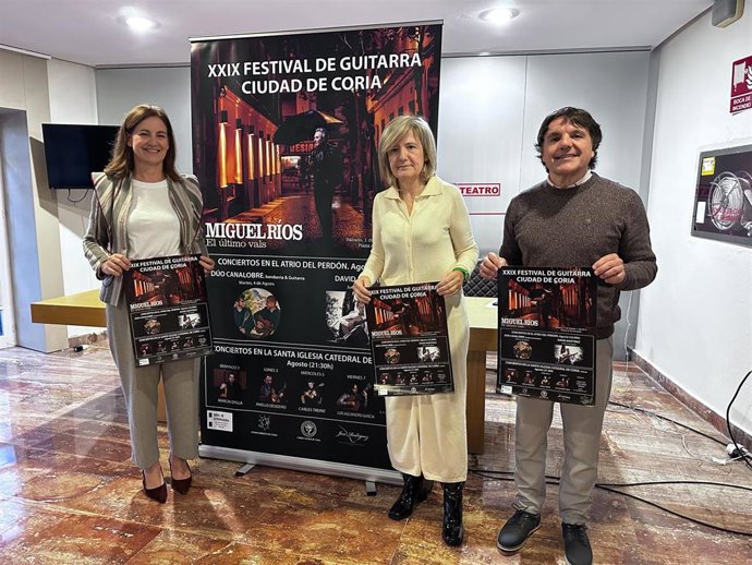 La alcaldesa de Coria, Almudena Domingo; la consejera de Cultura, Victoria Bazaga, y el coordinador del festival, Javier Rodríguez, tras la presentación del XXIX Festival Internacional de Guitarra Ciudad de Coria