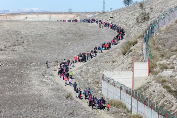 Archivo - Varias personas en fila llegan hasta la Incineradora de Valdemingómez para reclamar su cierre, a 22 de enero de 2023, en Madrid (España). 