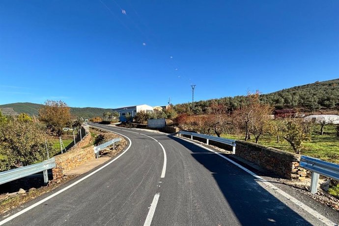 La Diputación de Cáceres acondiciona la carretera que une Casar de Palomero con La Pesga con 1,5 millones