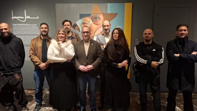 El delegado de Cultura, José Ayala, con los artistas que participan en la muestra