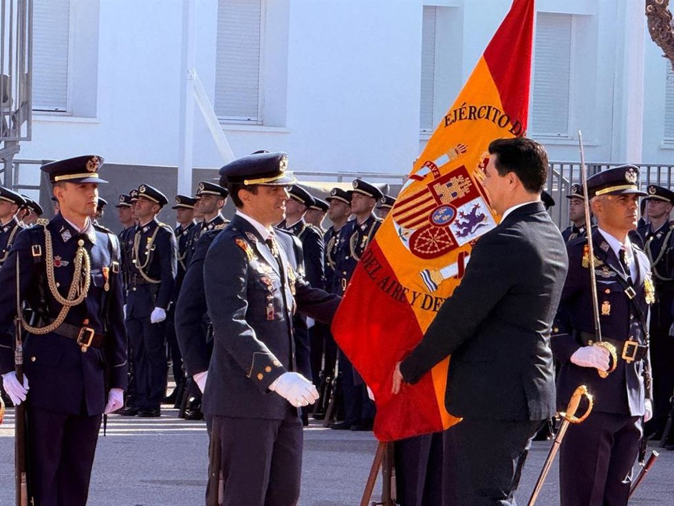 La AGA estrena una bandera regalada por el Ayuntamiento de San Javier en la jura de los nuevos alumnos