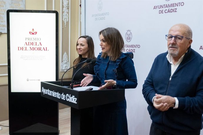 La concejal de Fiestas del Ayuntamiento de Cádiz, Beatriz Gandullo, presentando el premio Adela del Moral.