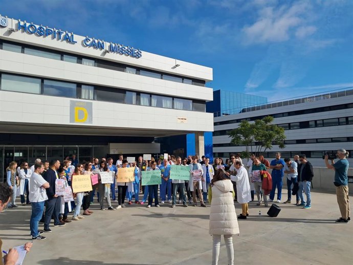 Concentración de médicos frente al Hospital de Can Misses.