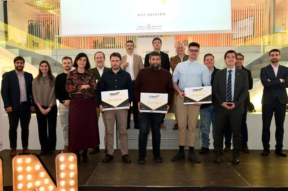 El consejero Irujo y la directora gerente de CEIN, Uxue Itoiz, junto a las personas representantes de las empresas ganadoras.